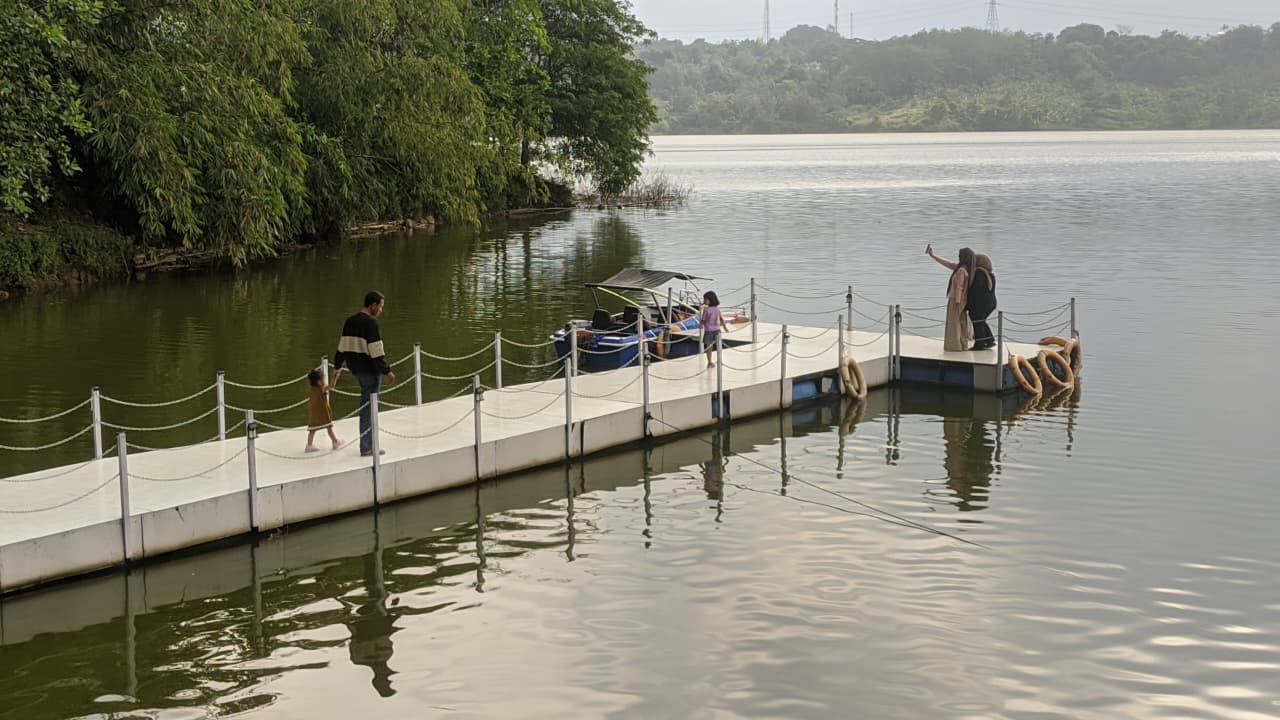 WISATA SPEEDBOAT - Pengunjung Waduk Jatibarang, Semarang, swafoto di dermaga wisata speedboat. (dul)