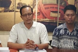 DAMPINGI KORBAN--Kuasa hukum korban, Sukarman (kiri) menjelaskam kasus dugaan penganiayaan petinggi HIPMI Jateng. (ist)