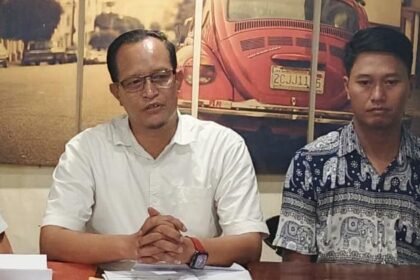 DAMPINGI KORBAN--Kuasa hukum korban, Sukarman (kiri) menjelaskam kasus dugaan penganiayaan petinggi HIPMI Jateng. (ist)