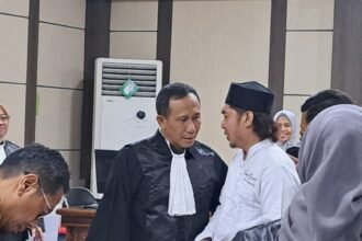 TERDAKWA TPPU--Terkdakwa kasus pencucian uang hasil korupsi, Gus Yazid, berkoordinasi dengan penasihat hukumnya usai sidang. (bae)