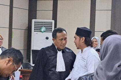 TERDAKWA TPPU--Terkdakwa kasus pencucian uang hasil korupsi, Gus Yazid, berkoordinasi dengan penasihat hukumnya usai sidang. (bae)