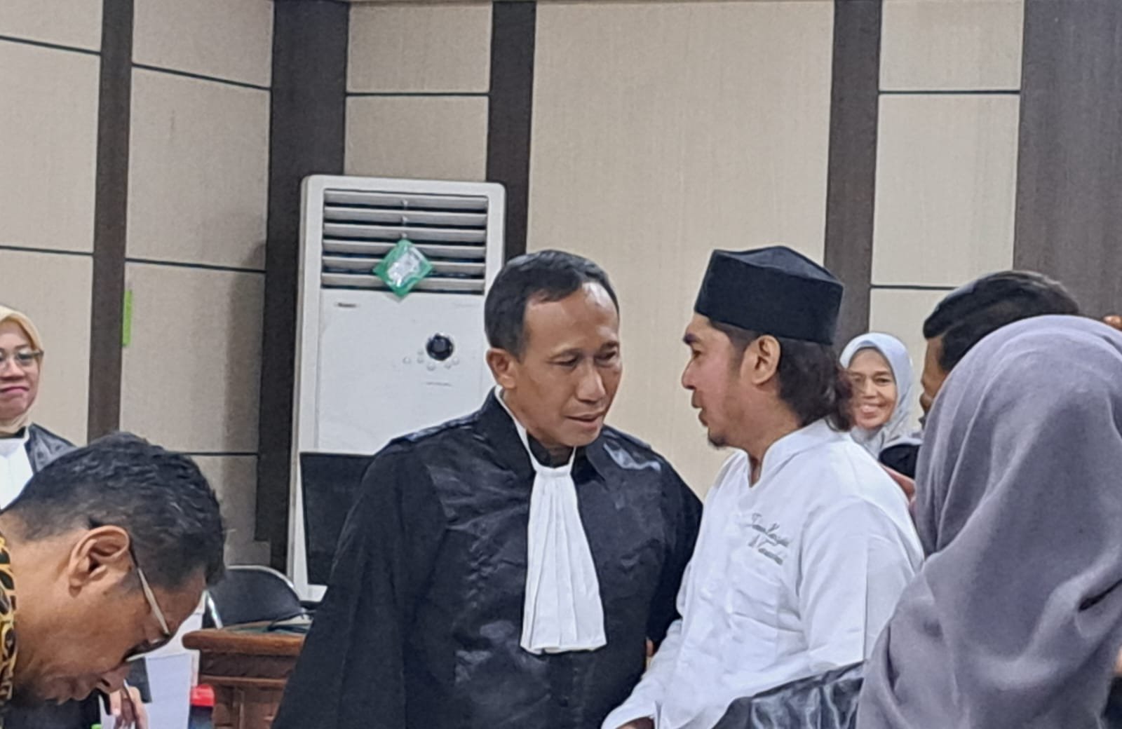 TERDAKWA TPPU--Terkdakwa kasus pencucian uang hasil korupsi, Gus Yazid, berkoordinasi dengan penasihat hukumnya usai sidang. (bae)