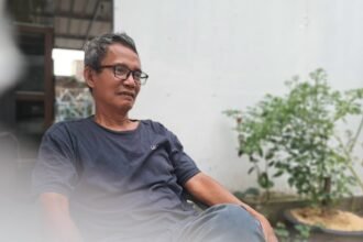 MEMBAHAS DIALEK--Pemerhati bahasa Jawa Semarangan, Hartono Samidjan, menjelaskan ciri khas dialeg Semarang saat ditemui di rumahnya, Kamis (14/5/2026). (bae)
