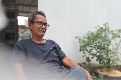 MEMBAHAS DIALEK--Pemerhati bahasa Jawa Semarangan, Hartono Samidjan, menjelaskan ciri khas dialeg Semarang saat ditemui di rumahnya, Kamis (14/5/2026). (bae)