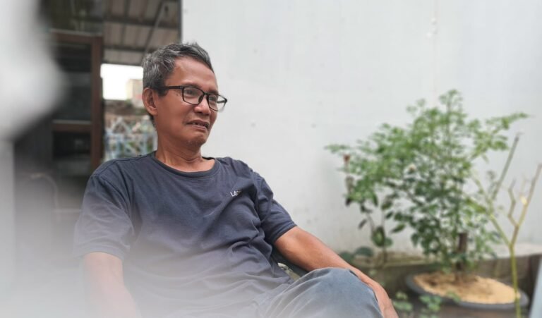 MEMBAHAS DIALEK--Pemerhati bahasa Jawa Semarangan, Hartono Samidjan, menjelaskan ciri khas dialeg Semarang saat ditemui di rumahnya, Kamis (14/5/2026). (bae)