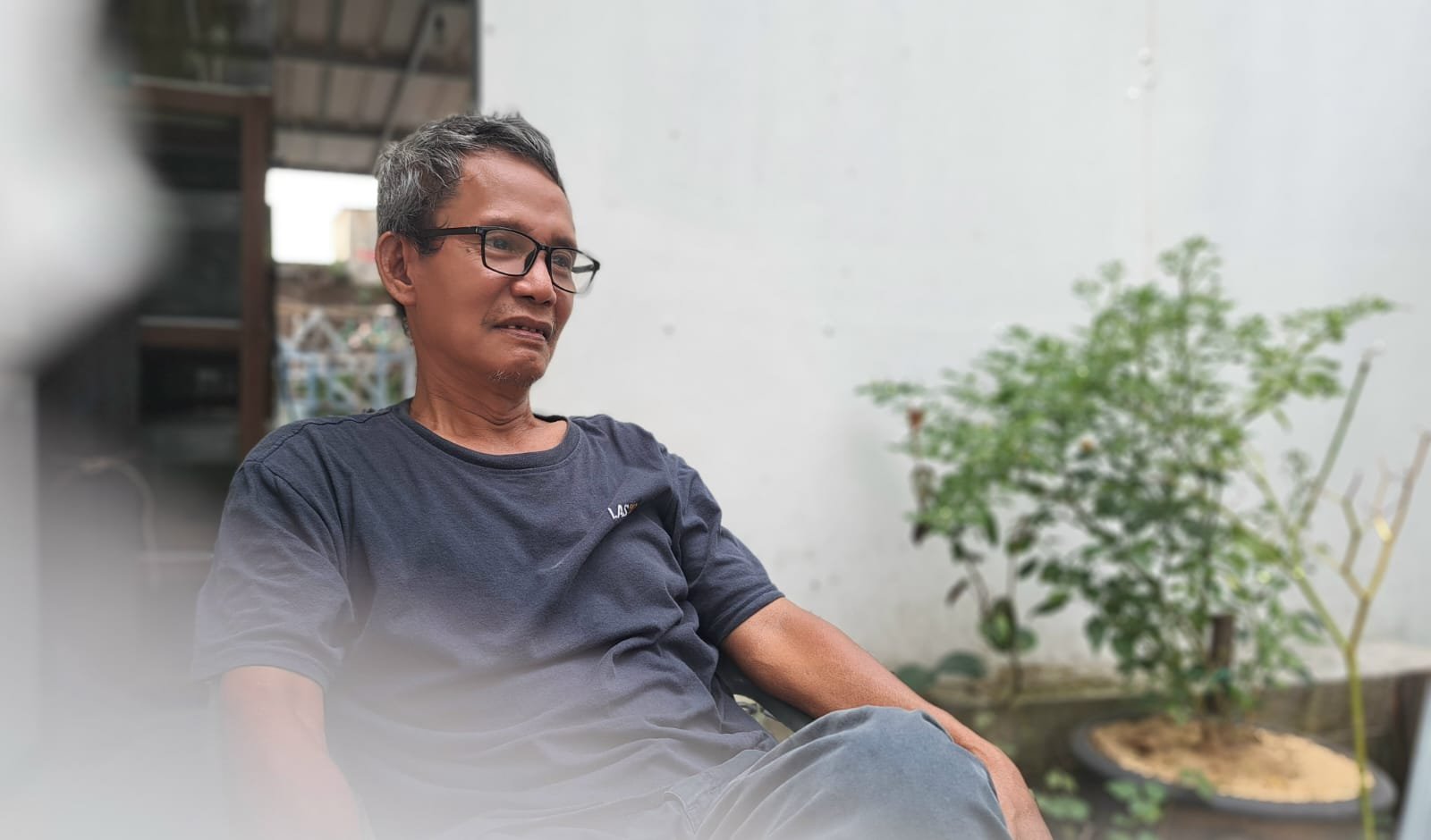 MEMBAHAS DIALEK--Pemerhati bahasa Jawa Semarangan, Hartono Samidjan, menjelaskan ciri khas dialeg Semarang saat ditemui di rumahnya, Kamis (14/5/2026). (bae)