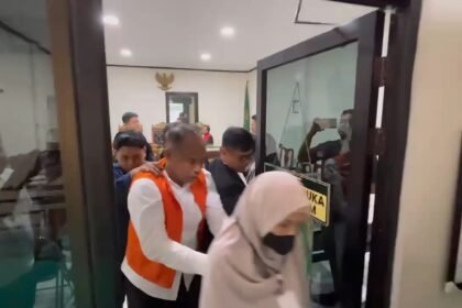 TERDAKWA BERLARI--AKBP Basuki, terdakwa kasus tewasnya dosen Untag berlari sambil ketawa usia sidang tuntutan, Jumat (8/5/2026). (bae)
