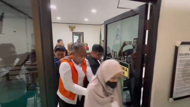 TERDAKWA BERLARI--AKBP Basuki, terdakwa kasus tewasnya dosen Untag berlari sambil ketawa usia sidang tuntutan, Jumat (8/5/2026). (bae)