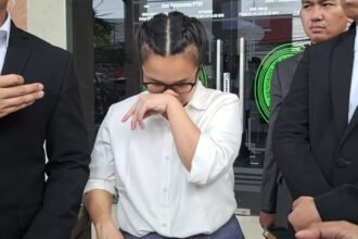 BELLA MENANGIS--Terpidana kasus penggelapan, Bella Puspita Sari menangis teringat anaknya usai sidang PK di pengadilan, Senin (11/5/2026). (bae)