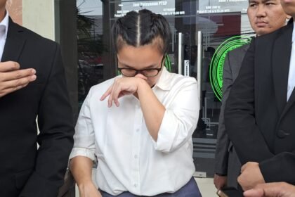 BELLA MENANGIS--Terpidana kasus penggelapan, Bella Puspita Sari menangis teringat anaknya usai sidang PK di pengadilan, Senin (11/5/2026). (bae)