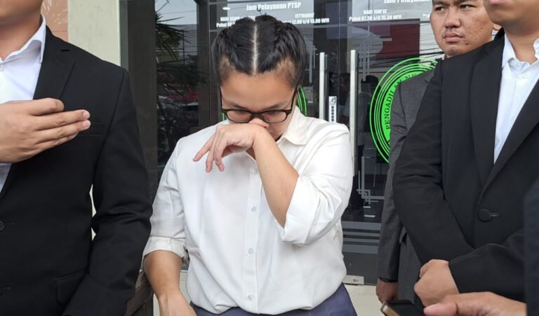 BELLA MENANGIS--Terpidana kasus penggelapan, Bella Puspita Sari menangis teringat anaknya usai sidang PK di pengadilan, Senin (11/5/2026). (bae)