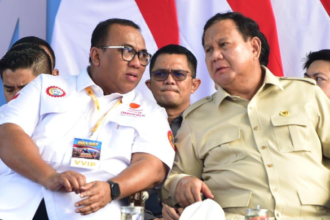 Ketua Panitia May Day 2026 sekaligus Presiden Konfederasi Serikat Pekerja Seluruh Indonesia (KSPSI) Andi Gani Nena Wea (kiri) bersama Presiden Prabowo di peringatan Hari Buruh Internasional atau May Day 2026 di kawasan Monumen Nasional (Monas), Jakarta Pusat, Jumat (1/5/2026).
