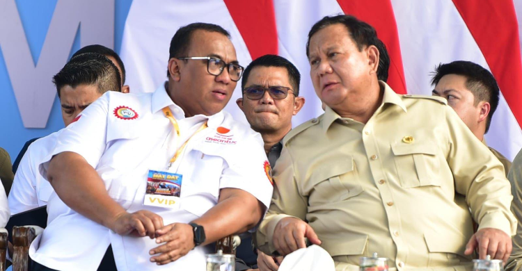Ketua Panitia May Day 2026 sekaligus Presiden Konfederasi Serikat Pekerja Seluruh Indonesia (KSPSI) Andi Gani Nena Wea (kiri) bersama Presiden Prabowo di peringatan Hari Buruh Internasional atau May Day 2026 di kawasan Monumen Nasional (Monas), Jakarta Pusat, Jumat (1/5/2026).