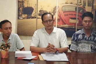 DAMPINGI KORBAN--Kuasa hukum korban, Sukarman (tengah) mendampingi keluarga korban dugaan penganiayaan oleh petinggi HIPMI Jateng. (ist)