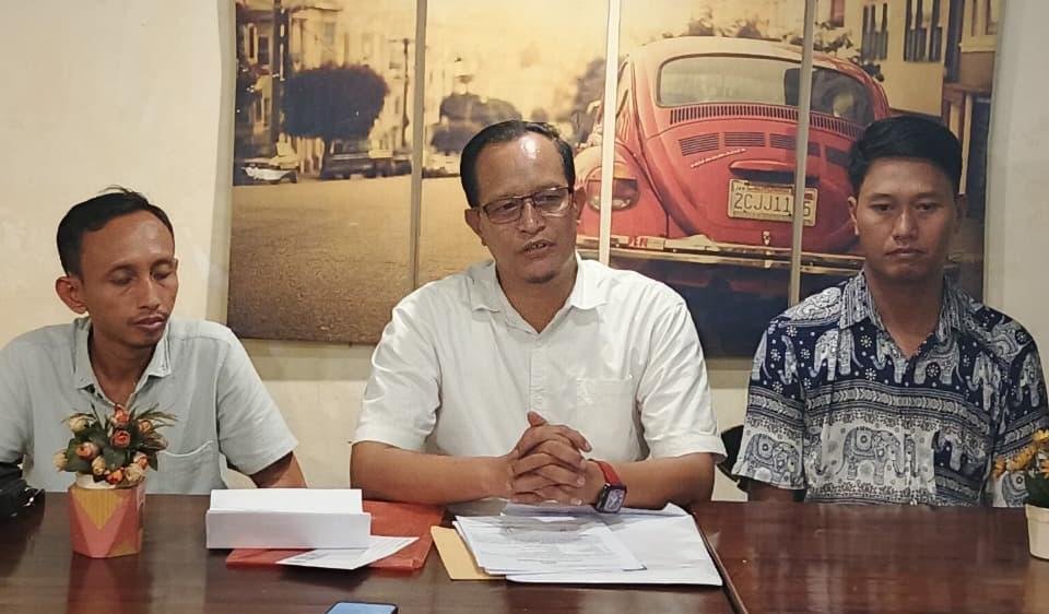 DAMPINGI KORBAN--Kuasa hukum korban, Sukarman (tengah) mendampingi keluarga korban dugaan penganiayaan oleh petinggi HIPMI Jateng. (ist)
