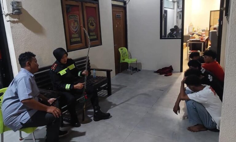 BELI CELURIT--Polisi menyita celurit jenis corbek yang dibeli pelajar di Kabupaten Semarang. (ist)