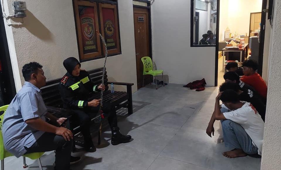 BELI CELURIT--Polisi menyita celurit jenis corbek yang dibeli pelajar di Kabupaten Semarang. (ist)