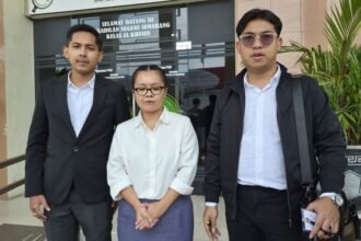 AJUKAN PK--Bella Puspita Sari (tengah) didampingi kuasa hukumnya memberi keterangan pers usai sidang PK di PN Semarang, Senin (18/5/2026). (ist)