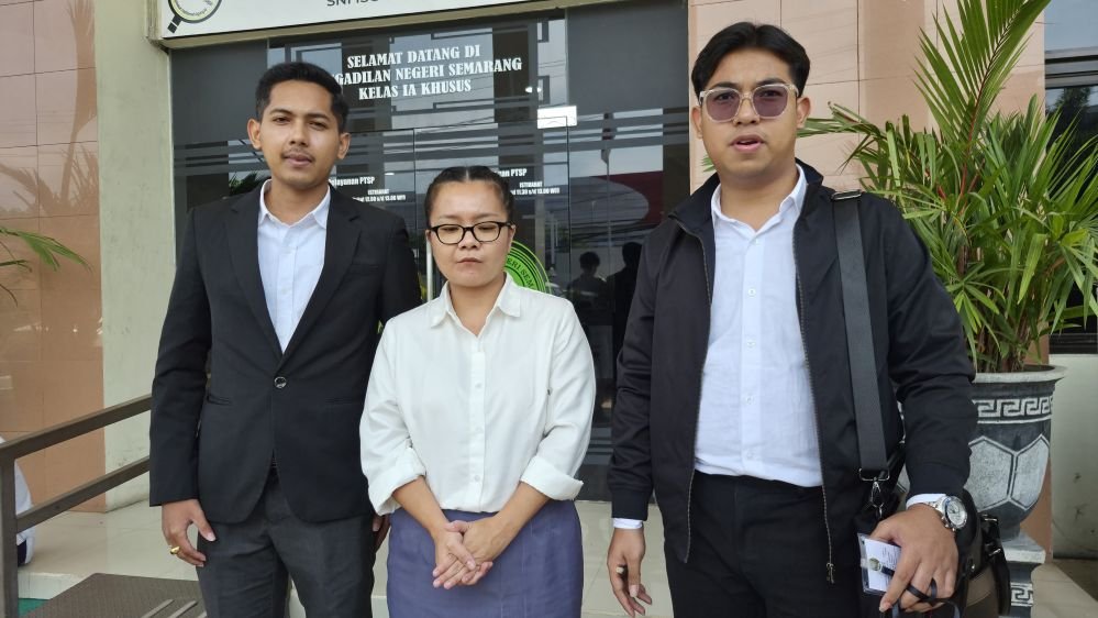AJUKAN PK--Bella Puspita Sari (tengah) didampingi kuasa hukumnya memberi keterangan pers usai sidang PK di PN Semarang, Senin (18/5/2026). (ist)