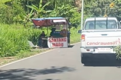 MOBIL BARU MOGOK - Mobil operasional Kopdes Merah Putih Mahindra Scorpio mogok di Jalan Lingkar Salatiga. Foto diambil dari capture video Instagram @feedgramindo.