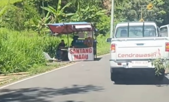 MOBIL BARU MOGOK - Mobil operasional Kopdes Merah Putih Mahindra Scorpio mogok di Jalan Lingkar Salatiga. Foto diambil dari capture video Instagram @feedgramindo.