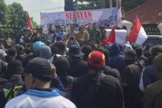 NELAYAN DEMO HARGA SOLAR - Ribuan nelayan di Pati menggelar aksi demonstrasi di Alun-alun Pati, menuntut penurunan harga solar non-subsis, Senin (4/5/2026).