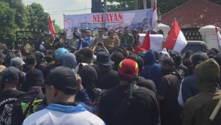 NELAYAN DEMO HARGA SOLAR - Ribuan nelayan di Pati menggelar aksi demonstrasi di Alun-alun Pati, menuntut penurunan harga solar non-subsis, Senin (4/5/2026).