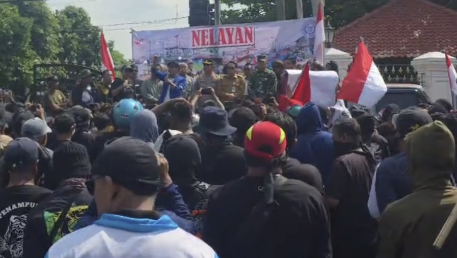 NELAYAN DEMO HARGA SOLAR - Ribuan nelayan di Pati menggelar aksi demonstrasi di Alun-alun Pati, menuntut penurunan harga solar non-subsis, Senin (4/5/2026).