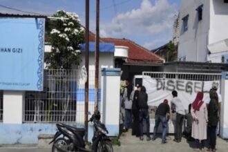SPPG DISEGEL - Sejumlah karyawan SPPG Gunungsimping 01, Jalan Jawa, Cilacap Tengah, Kabupaten Cilacap, menyegel dapur MBG tempat mereka sebelumnya bekerja, Sabtu (30/5/2026).