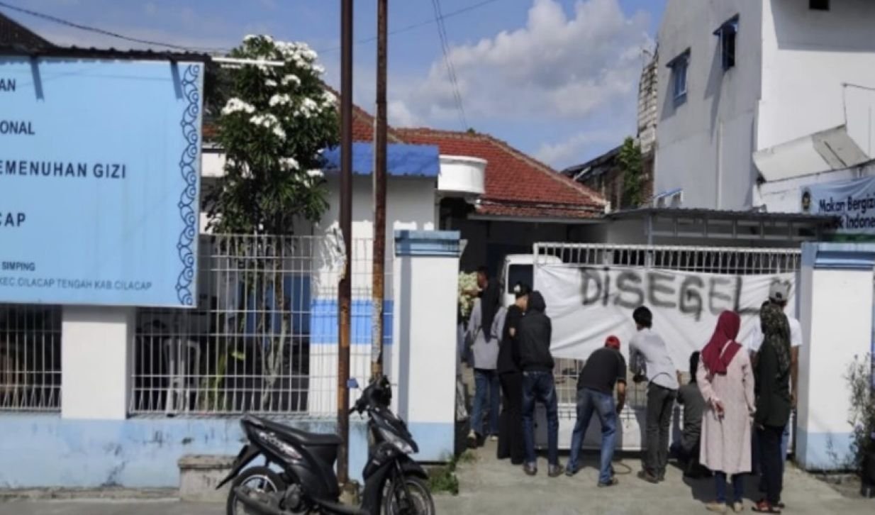 SPPG DISEGEL - Sejumlah karyawan SPPG Gunungsimping 01, Jalan Jawa, Cilacap Tengah, Kabupaten Cilacap, menyegel dapur MBG tempat mereka sebelumnya bekerja, Sabtu (30/5/2026).