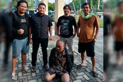 BERTEKUK LUTUT - Kiai Ashari, yang telah memperkosa 50 santriwati, dipaksa bertekuk lutut setelah ditangkap polisi di Wonogiri, Kamis (7/5/2026). (ist)