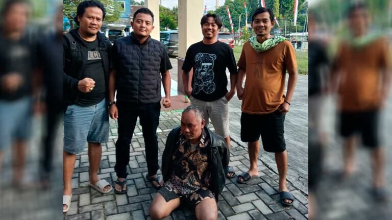 BERTEKUK LUTUT - Kiai Ashari, yang telah memperkosa 50 santriwati, dipaksa bertekuk lutut setelah ditangkap polisi di Wonogiri, Kamis (7/5/2026). (ist)