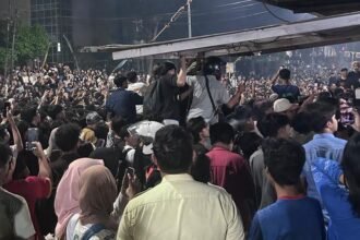 GERUDUK PELAKU‐-Ribuan mahasiswa Unnes menggeruduk terduga pelaku pelecehan seksual yang diamankan di pos satpam. (Akun X @hllwywthr).