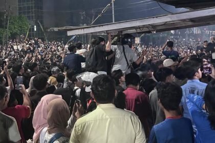 GERUDUK PELAKU‐-Ribuan mahasiswa Unnes menggeruduk terduga pelaku pelecehan seksual yang diamankan di pos satpam. (Akun X @hllwywthr).