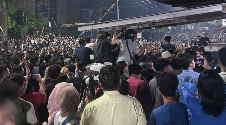 GERUDUK PELAKU‐-Ribuan mahasiswa Unnes menggeruduk terduga pelaku pelecehan seksual yang diamankan di pos satpam. (Akun X @hllwywthr).