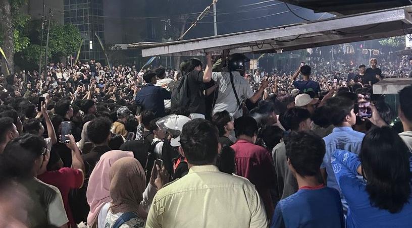 GERUDUK PELAKU‐-Ribuan mahasiswa Unnes menggeruduk terduga pelaku pelecehan seksual yang diamankan di pos satpam. (Akun X @hllwywthr).