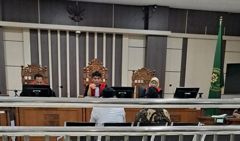 PUTUSAN SELA--Majelis hakim membacakan putusan sela kasus TPPU terdakwa Gus Yazid di Pengadilan Tipikor Semarang, Rabu (3/7/2026). (bae)