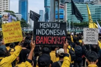 AKSI MASSA - Massa aksi 'Menuju Indonesia Bangkrut' membawa berbagai poster dan menggelar orasi di Bundaran HI, menyuarakan aspirasi kepada rezim pemerintah, Jumat (12/6/2026).