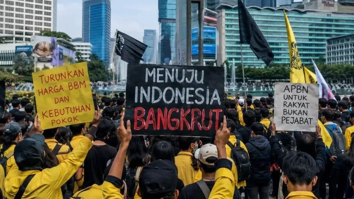AKSI MASSA - Massa aksi 'Menuju Indonesia Bangkrut' membawa berbagai poster dan menggelar orasi di Bundaran HI, menyuarakan aspirasi kepada rezim pemerintah, Jumat (12/6/2026).