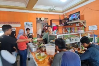 LAYANI PELANGGAN--Pelanggan warteg melayani pembeli di Semarang, Rabu (3/7/2026). (bae)