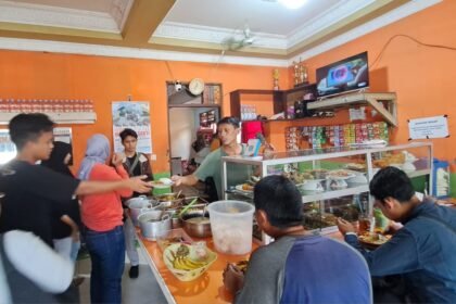 LAYANI PELANGGAN--Pelanggan warteg melayani pembeli di Semarang, Rabu (3/7/2026). (bae)