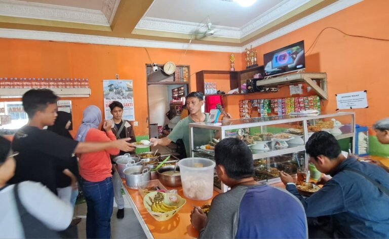 LAYANI PELANGGAN--Pelanggan warteg melayani pembeli di Semarang, Rabu (3/7/2026). (bae)
