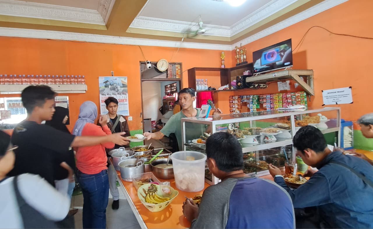 LAYANI PELANGGAN--Pelanggan warteg melayani pembeli di Semarang, Rabu (3/7/2026). (bae)