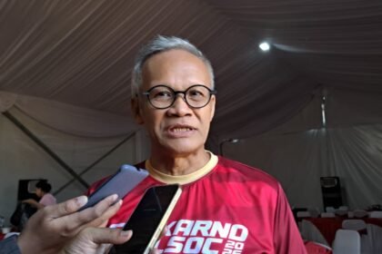 Ketua Pengarah Pelaksana Soekarno Run SOC 2026, Aria Bima, memaparkan prediksi perputaran uang dari event yang ia helat, Minggu (28/6/2026). (bae)