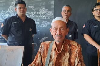 TAGIH MAKAM--Suhadi, ahli waris keluarga KGPH Soetodjo Harjonagoro, mempertanyakam makam leluhirnya yang diduga ditimbun mal Semarang, Selasa (9/6/2026). (bae)