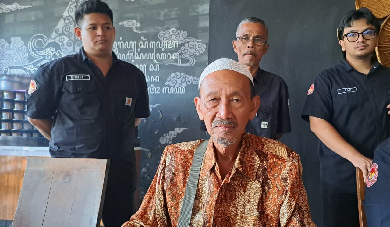 TAGIH MAKAM--Suhadi, ahli waris keluarga KGPH Soetodjo Harjonagoro, mempertanyakam makam leluhirnya yang diduga ditimbun mal Semarang, Selasa (9/6/2026). (bae)