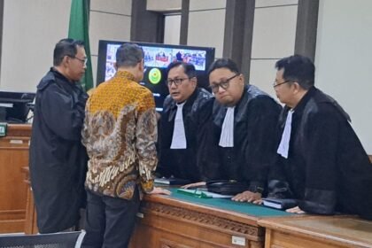 KOORDINASI--Sudewo Bupati Pati nonaktif, berkoordinasi dengan penasihat hukumnya di ruang sidang, Senin (29/6/2026). (bae)