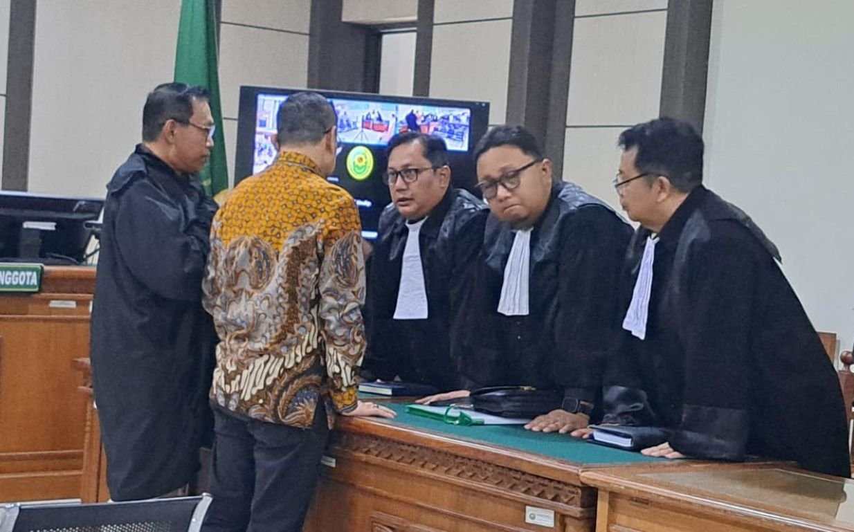 KOORDINASI--Sudewo Bupati Pati nonaktif, berkoordinasi dengan penasihat hukumnya di ruang sidang, Senin (29/6/2026). (bae)