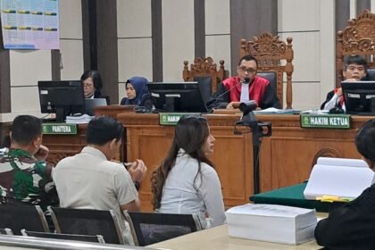 SAKSI SIDANG--Eks Kowad, Dian Putri Permatasari (kemeja putih) dicecar soal pembelian mobil saat menjadi saksi sidang TPPU BUMD Cilacap di pengadilan, Senin (22/6/2026). (bae)