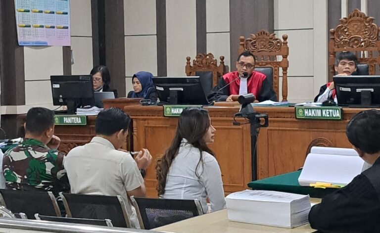 SAKSI SIDANG--Eks Kowad, Dian Putri Permatasari (kemeja putih) dicecar soal pembelian mobil saat menjadi saksi sidang TPPU BUMD Cilacap di pengadilan, Senin (22/6/2026). (bae)